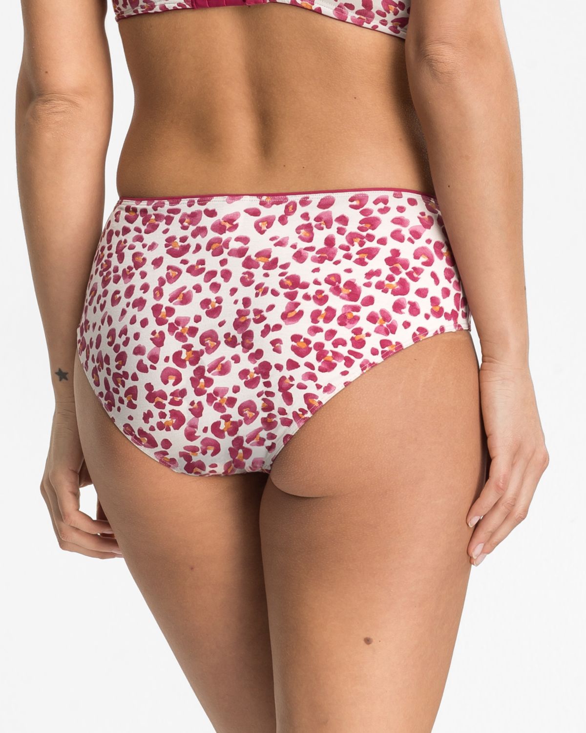 Model trägt Hipster in Leoprint aus der Serie Pandora, Ansicht von hinten.