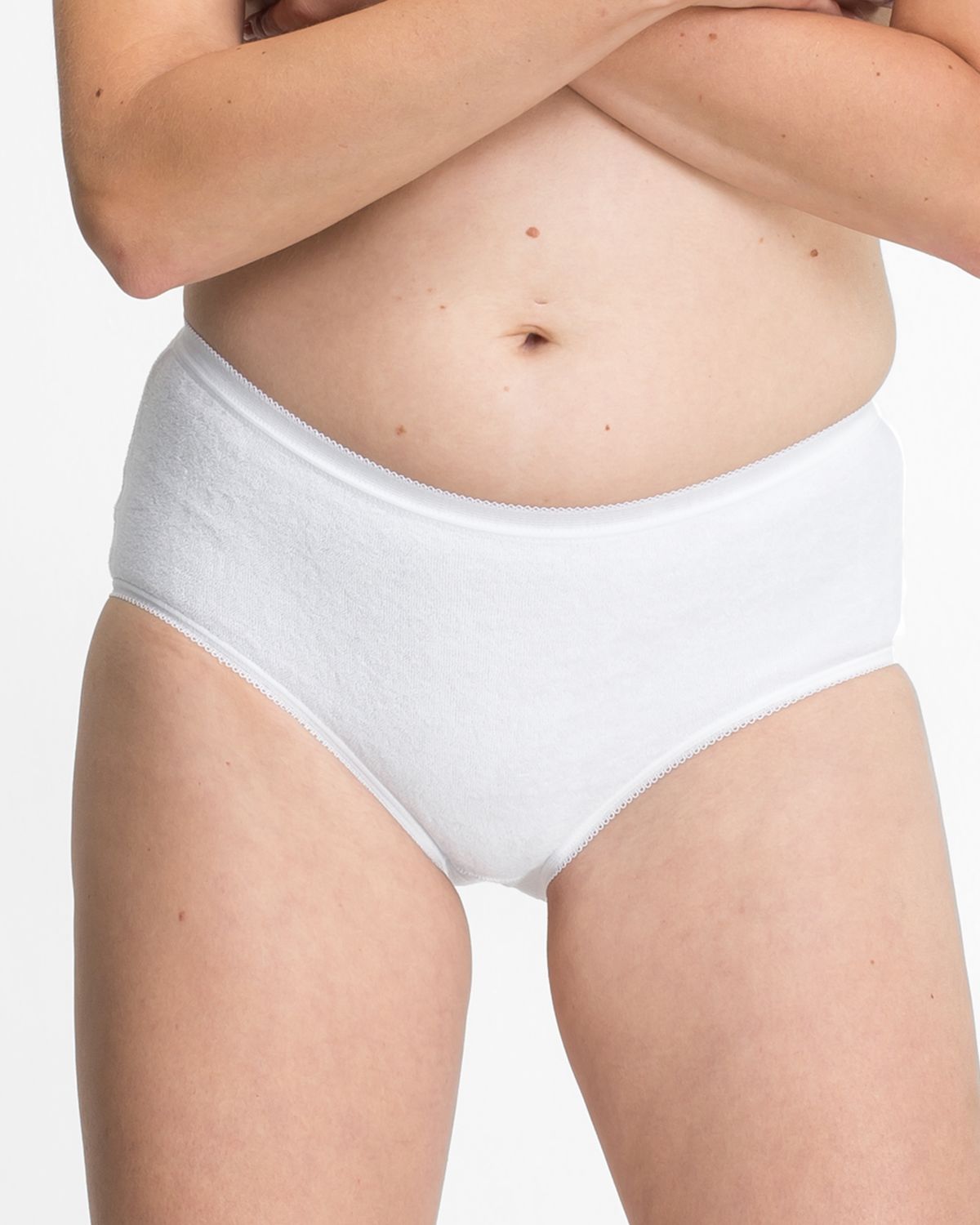 Model trägt Hüftslip in weiß aus der Serie Britta, Ansicht von vorne.