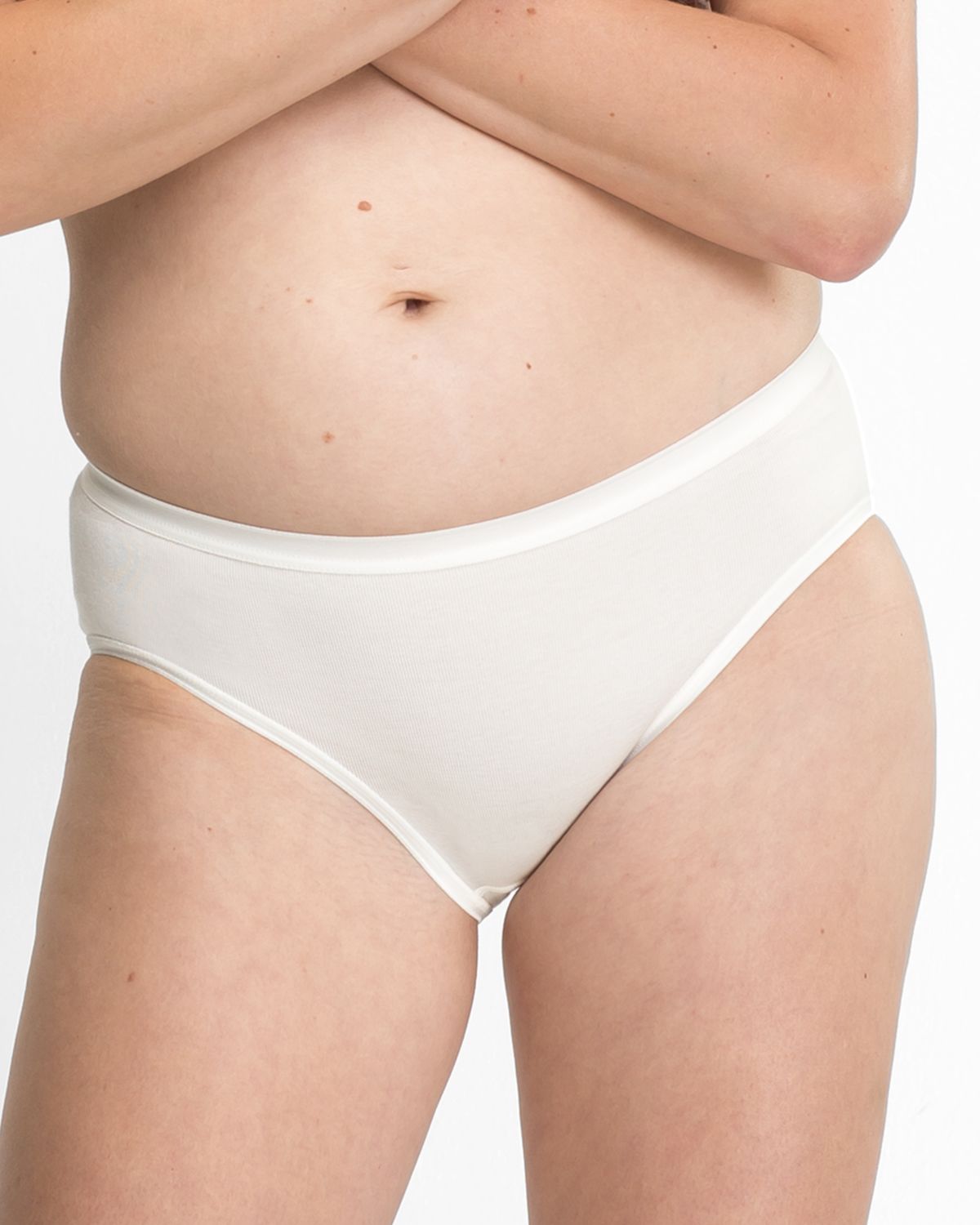 Model trägt Hüftslip in elfenbein aus der Serie Nele, Ansicht von vorne.