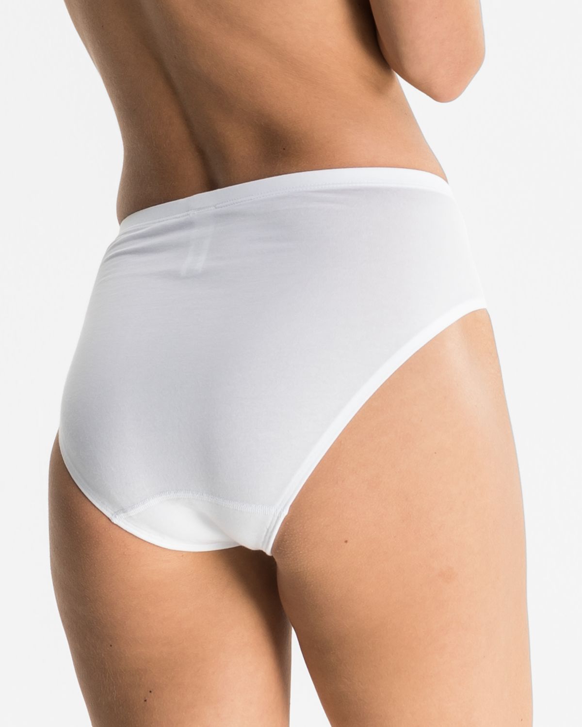 Model trägt Formslip in weiß aus der Serie Shape, Ansicht von hinten.