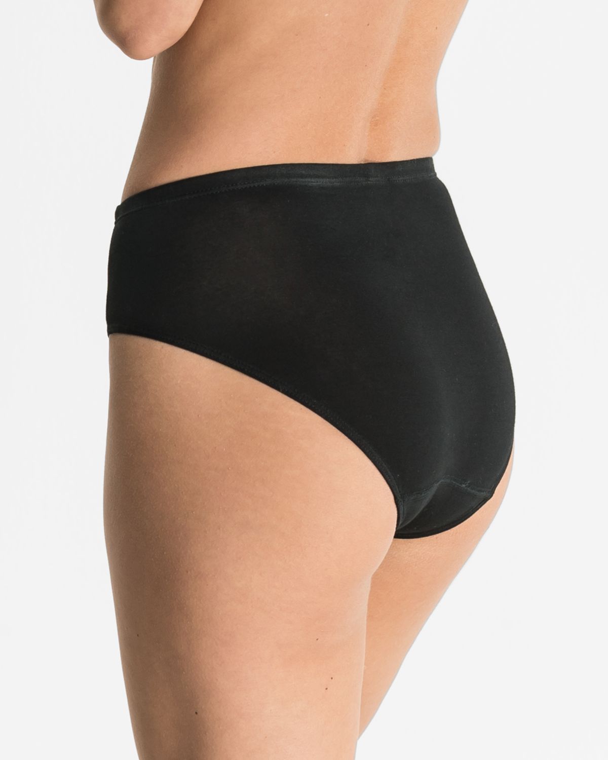 Model trägt Formslip in schwarz aus der Serie Shape, Ansicht von hinten.