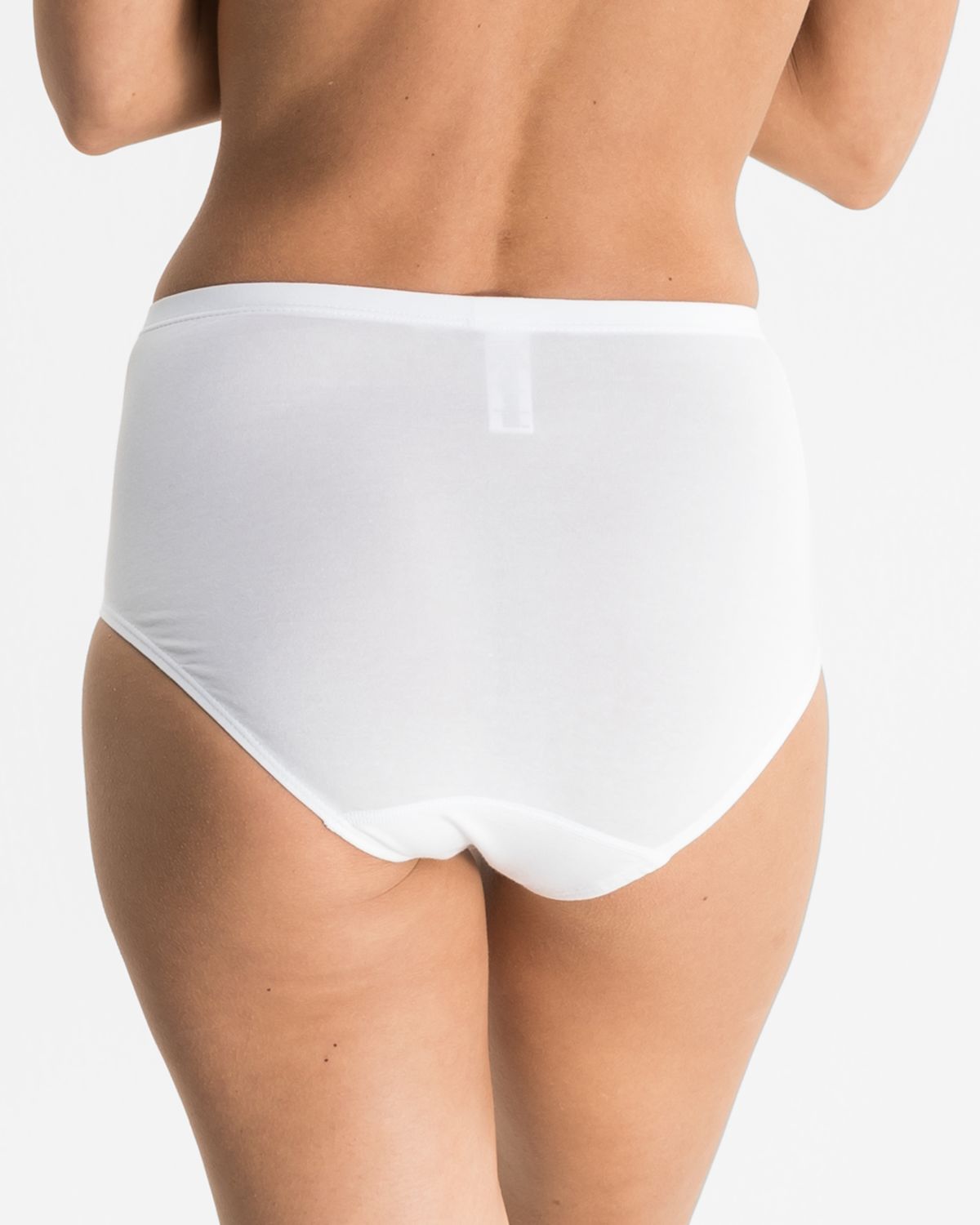 Model trägt Formslip in weiß aus der Serie Shape, Ansicht von hinten.