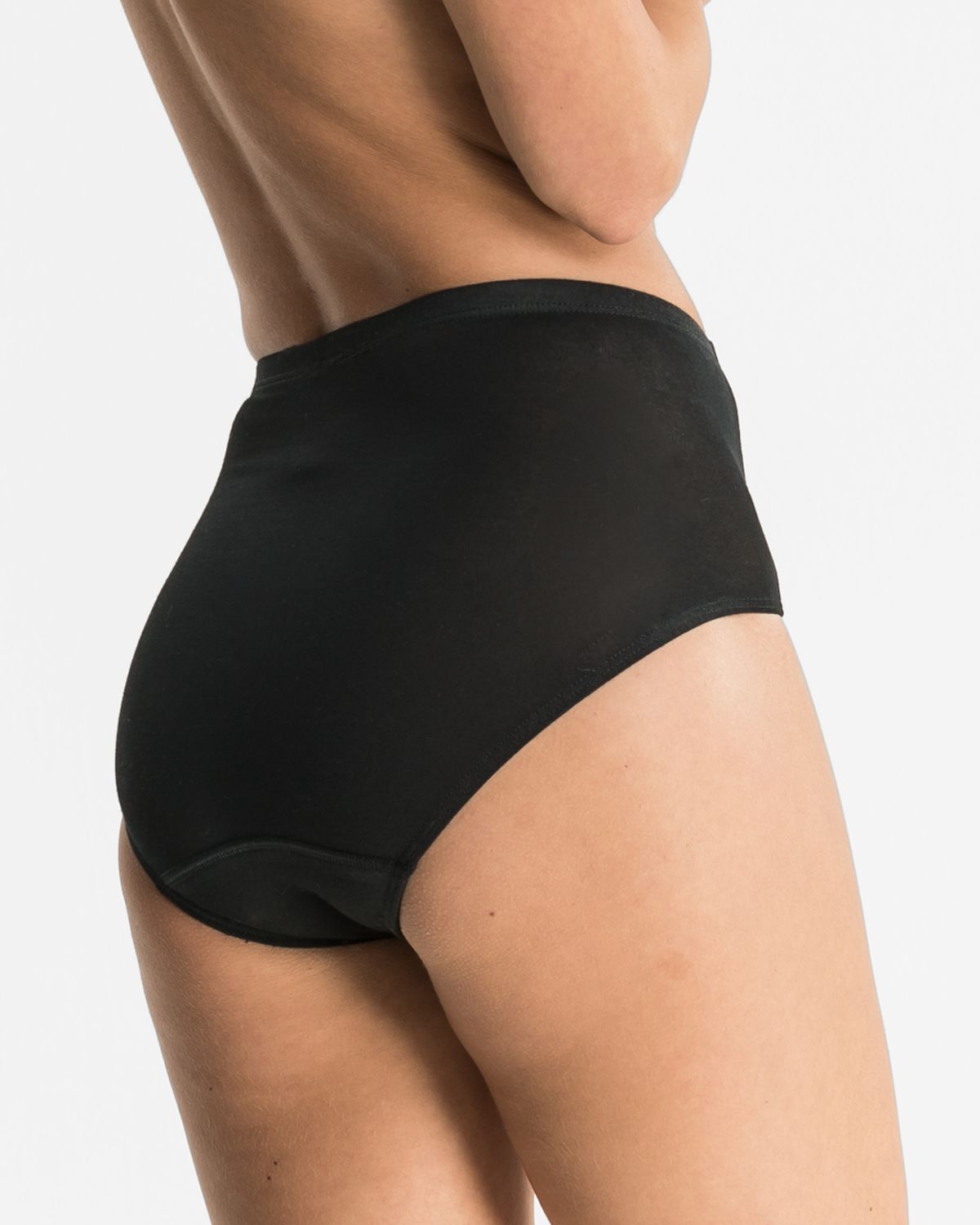 Model trägt Formslip in schwarz aus der Serie Shape, Ansicht von hinten.