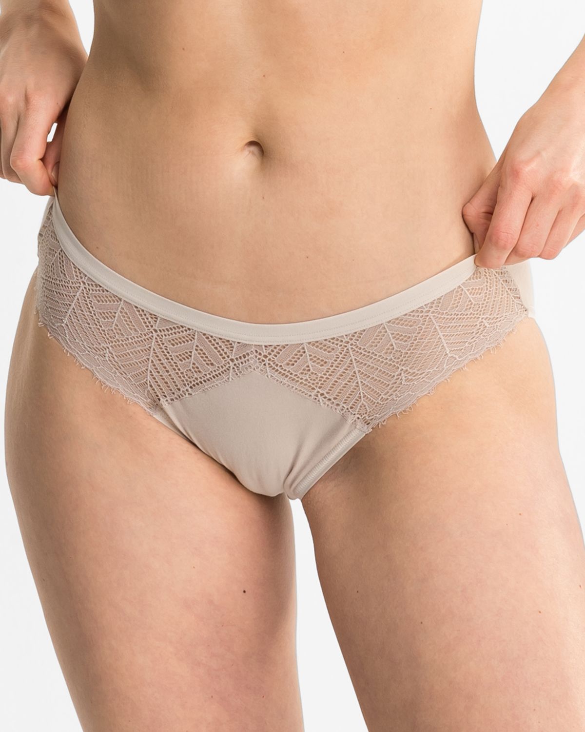 Model trägt Bikinislip in cashew aus der Serie Ronja, Ansicht von vorne.