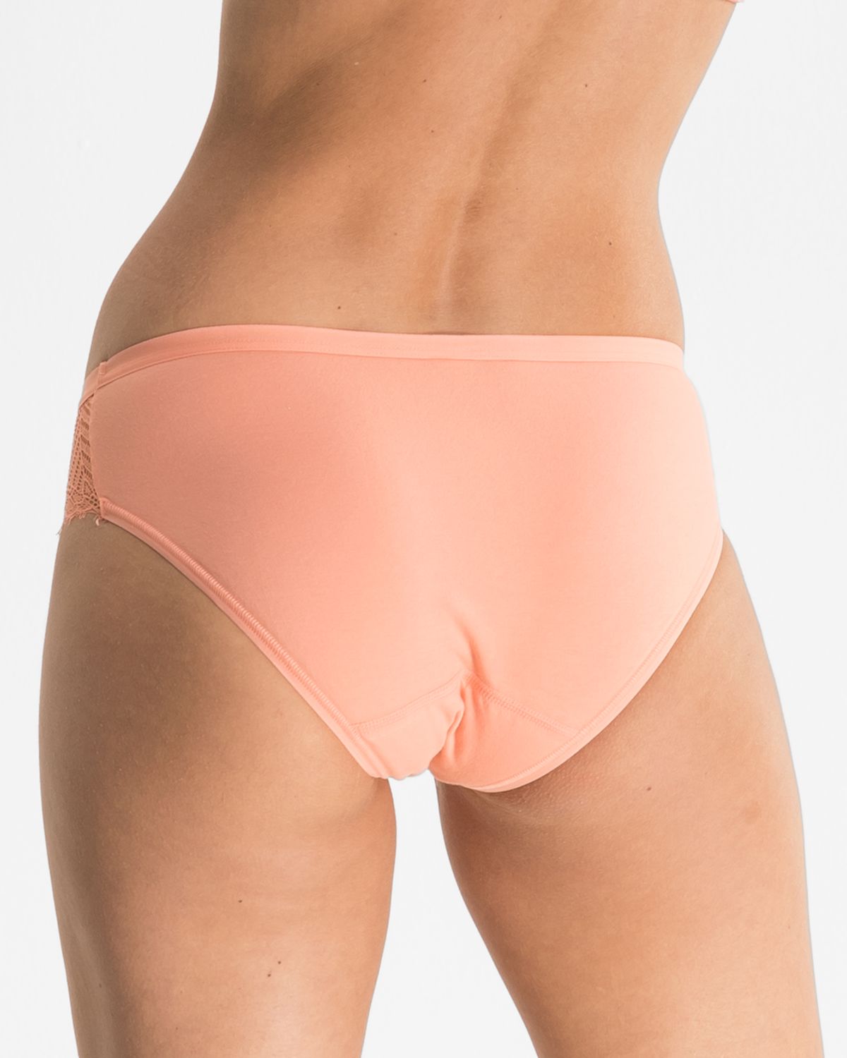 Model trägt Bikinislip in melone aus der Serie Ronja, Ansicht von hinten.