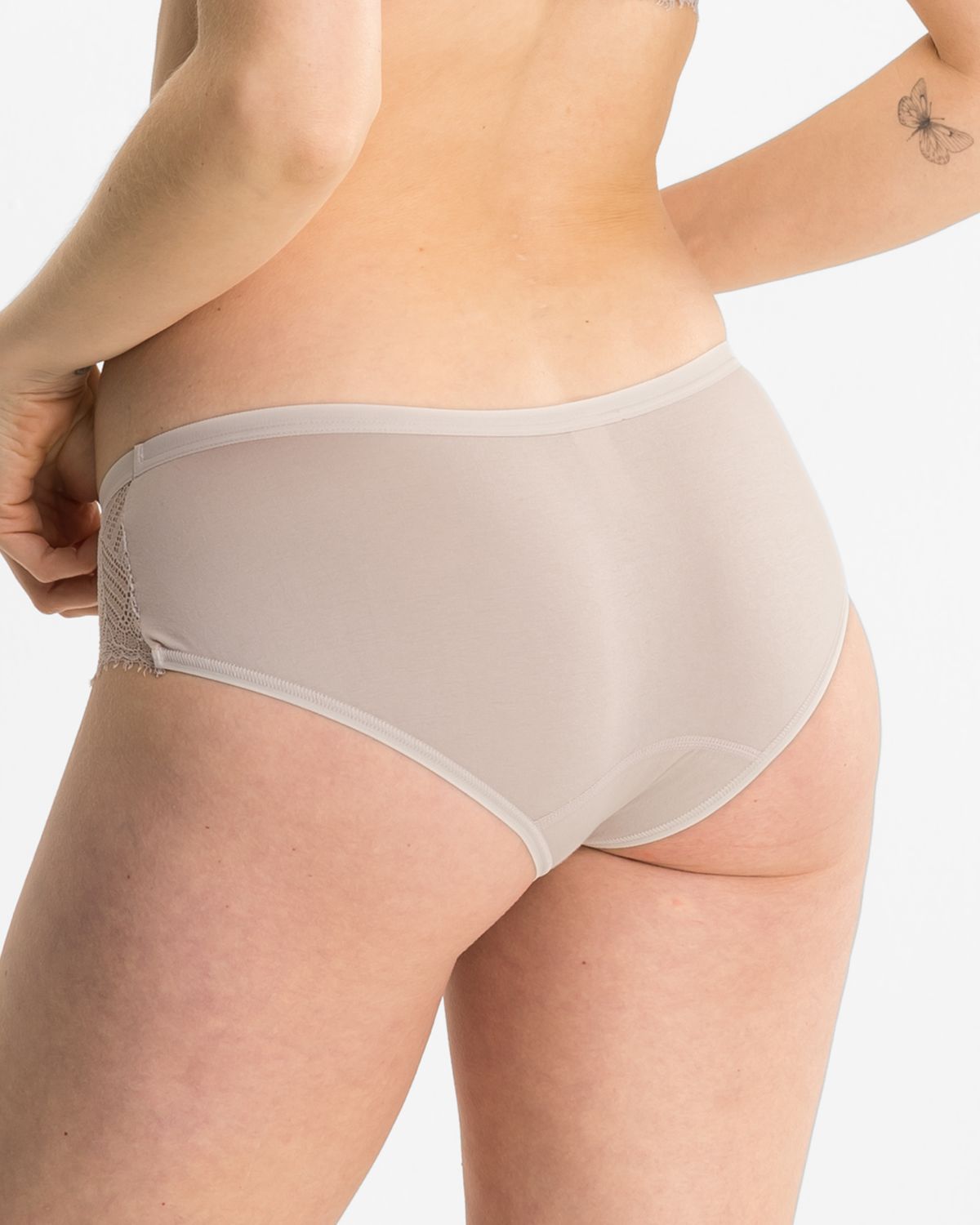 Model trägt Hipster in cashew aus der Serie Ronja, Ansicht von hinten.