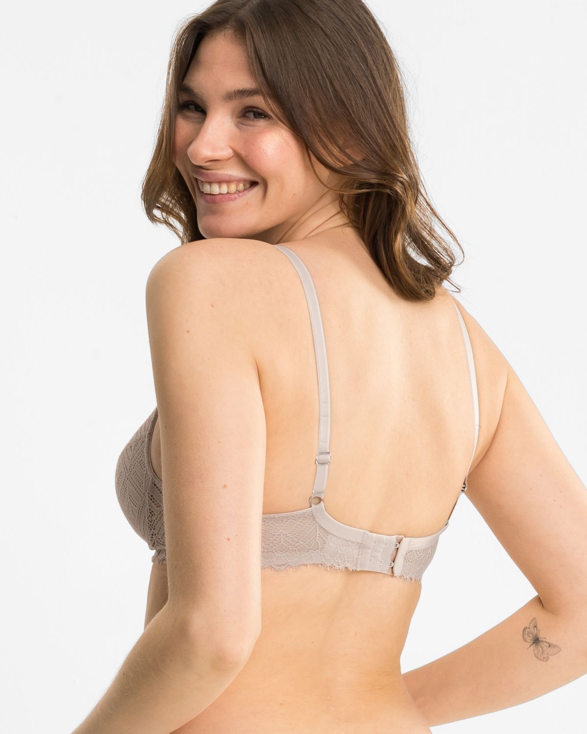 Model trägt Schalen BH Triangle in cashew aus der Serie Ronja, Ansicht von hinten.