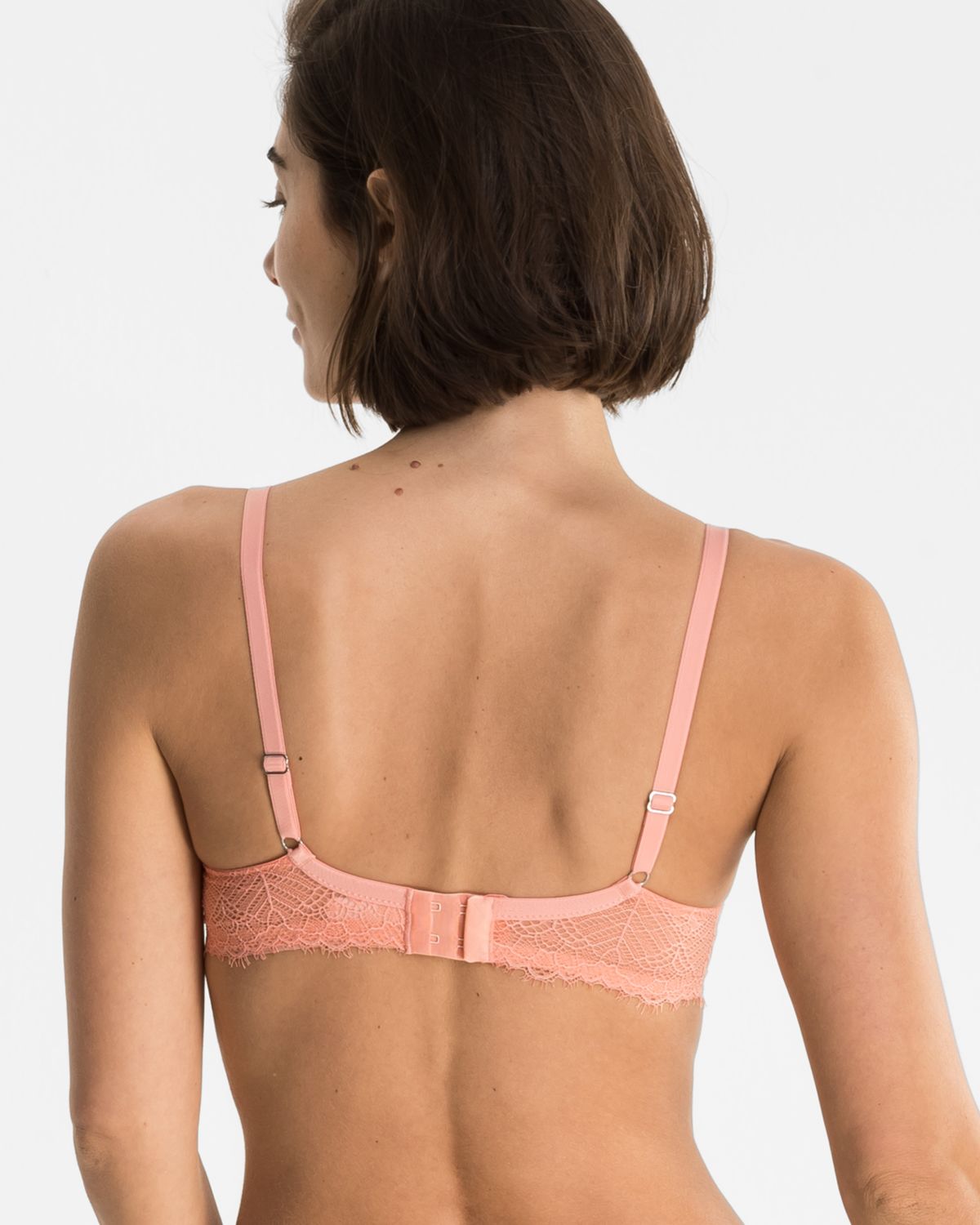 Model trägt Schalen BH Triangle in melone aus der Serie Ronja, Ansicht von hinten.