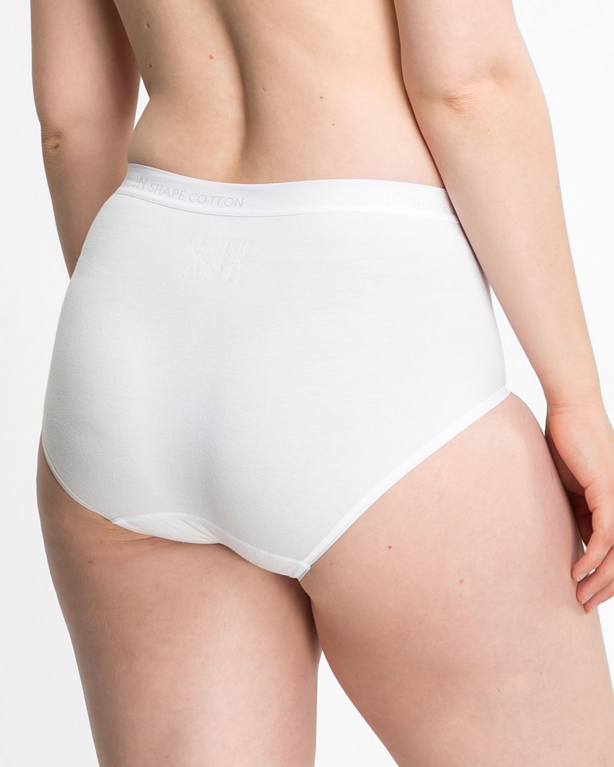 Model trägt Classic Slip in weiß aus der Serie Inshape Cotton, Ansicht von hinten.