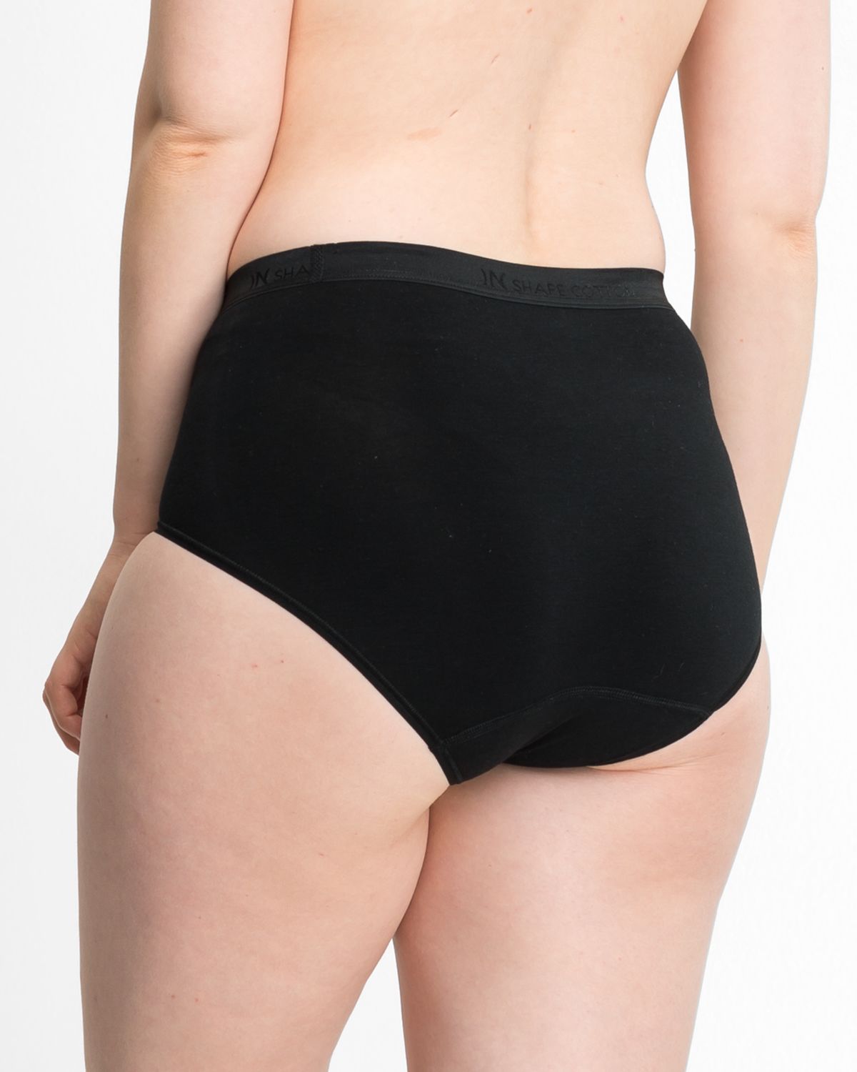 Model trägt Classic Slip in schwarz aus der Serie Inshape Cotton, Ansicht von hinten.