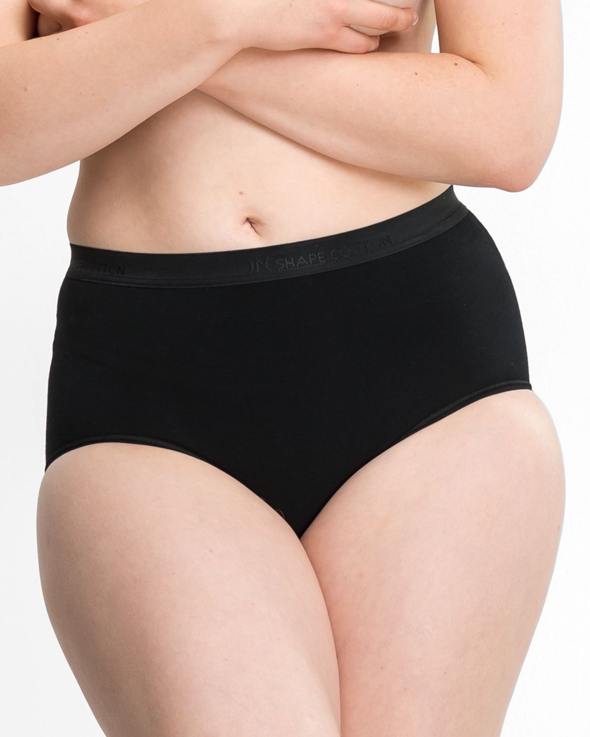 Model trägt Classic Slip in schwarz aus der Serie Inshape Cotton, Ansicht von vorne.