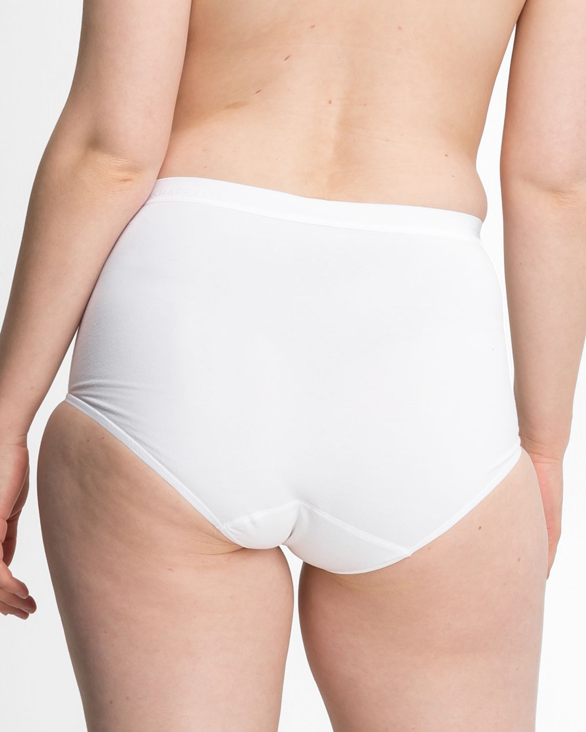 Model trägt High Waist Slip in weiß aus der Serie Inshape Cotton, Ansicht von hinten.
