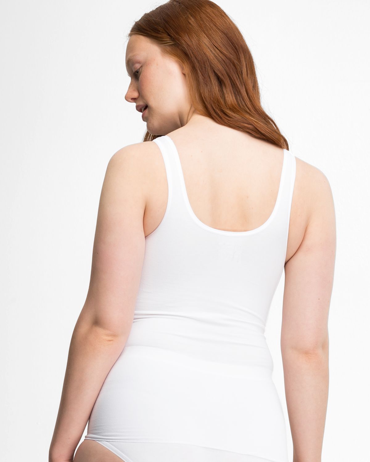 Model trägt BH Hemd gemoldet in weiß aus der Serie Inshape Cotton, Ansicht von hinten.