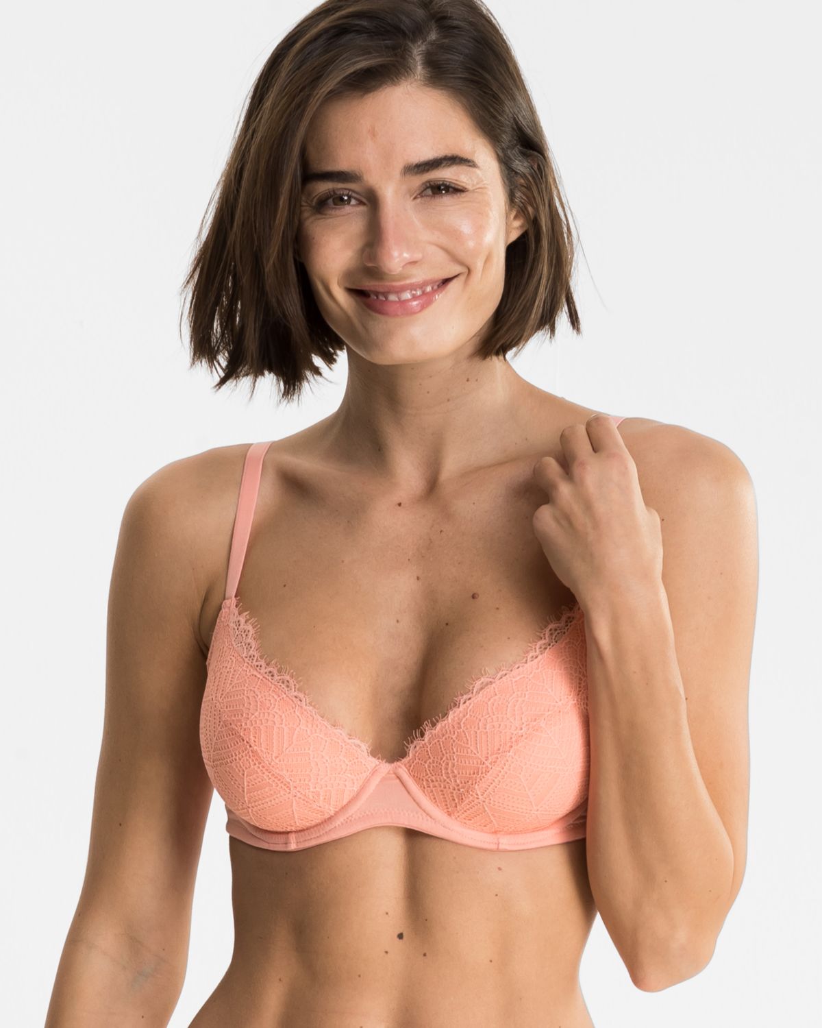 Model trägt Schalen BH mit Bügel in melone aus der Serie Ronja, Ansicht von vorne.