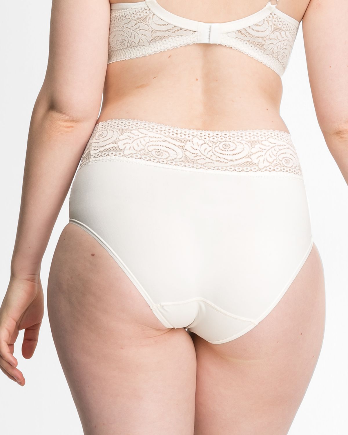 Model trägt Classic Slip in elfenbein aus der Serie Inshape, Ansicht von hinten.