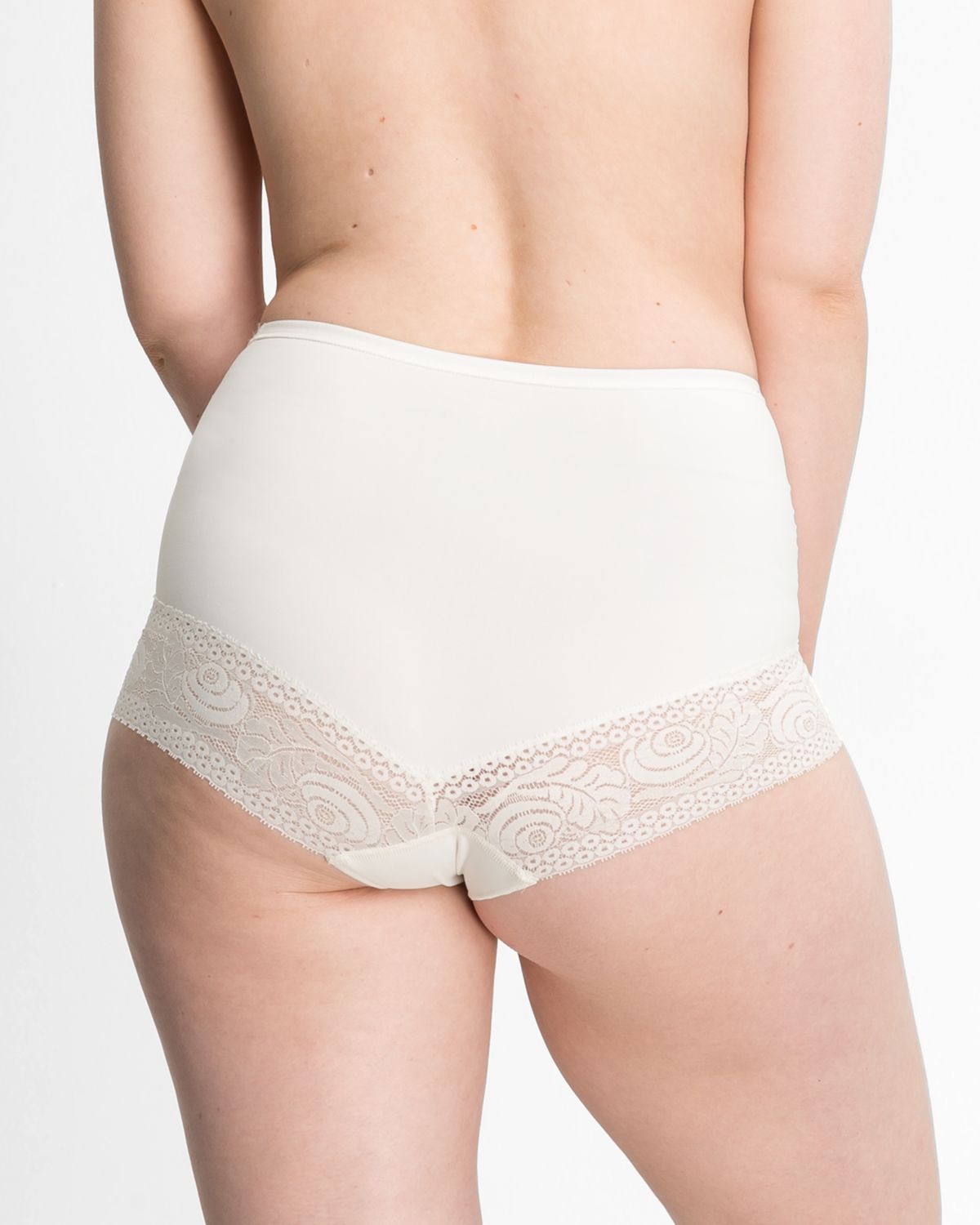 Model trägt Pant in elfenbein aus der Serie Inshape, Ansicht von hinten.