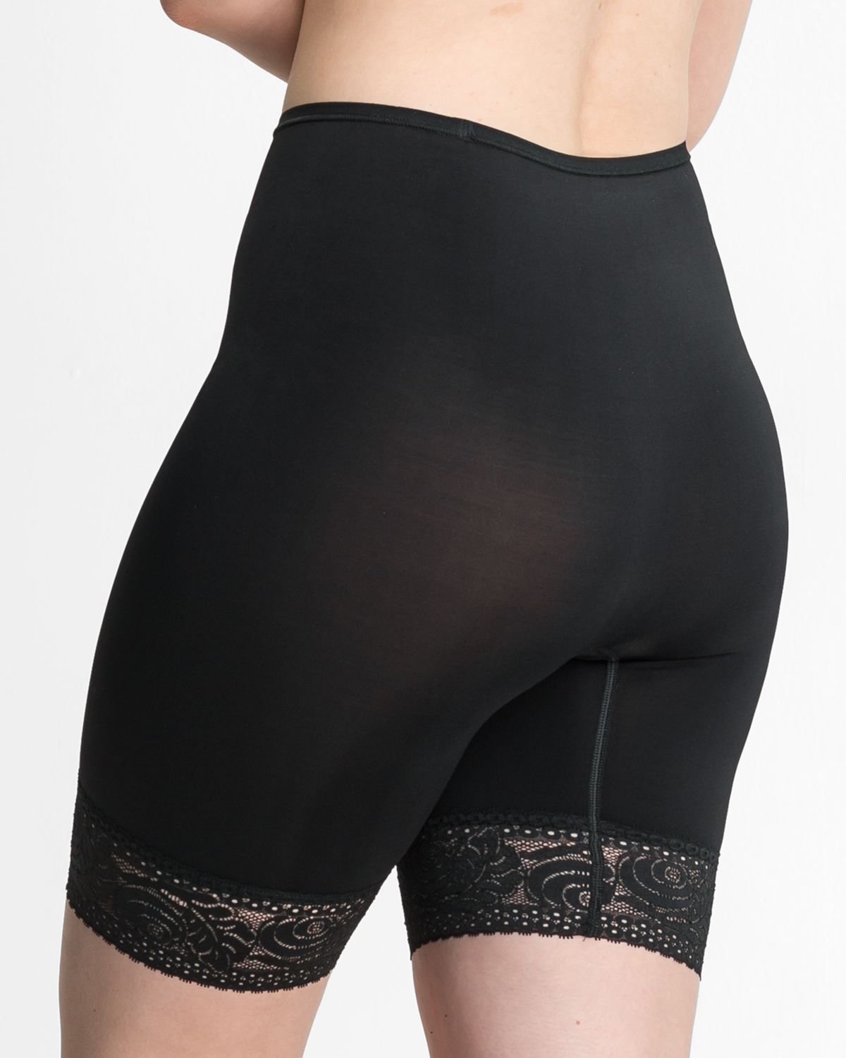 Model trägt Longpant in schwarz aus der Serie Inshape, Ansicht von hinten.