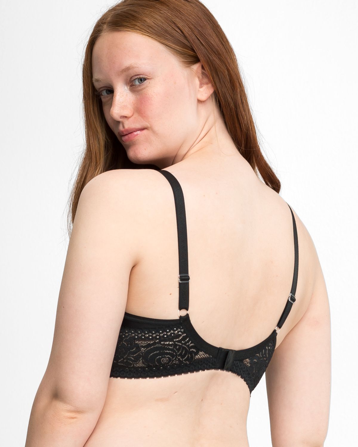 Model trägt Bügel BH gemoldet in schwarz aus der Serie Inshape, Ansicht von hinten.