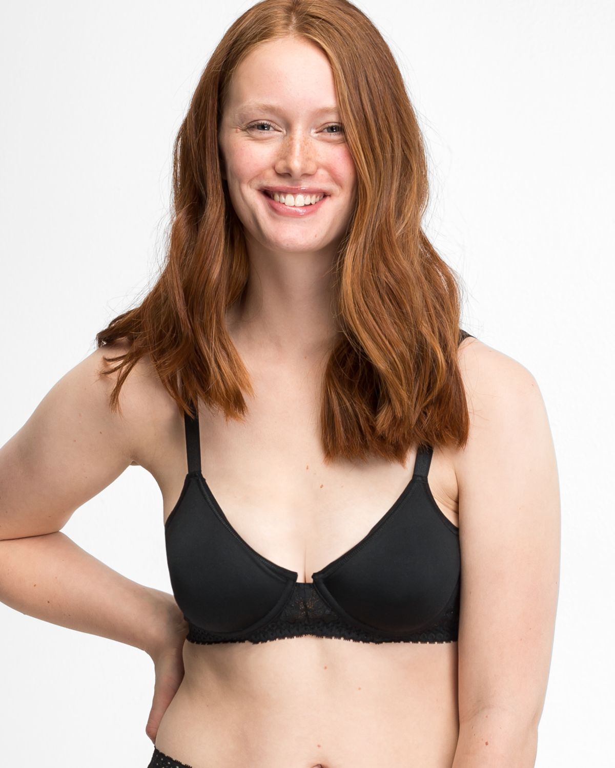 Model trägt Bügel BH gemoldet in schwarz aus der Serie Inshape, Ansicht von vorne.