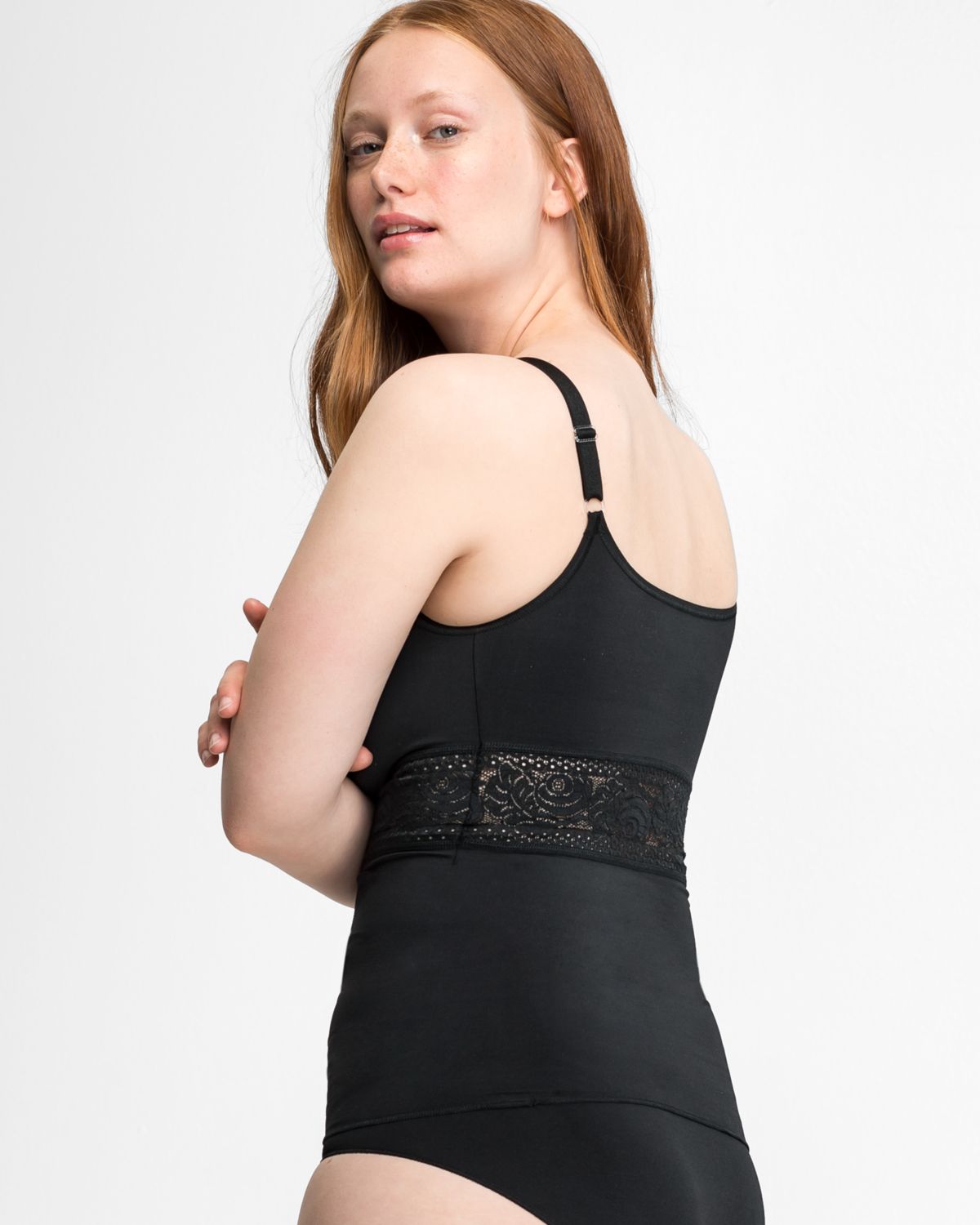 Model trägt BH Hemd gemoldet in schwarz aus der Serie Inshape, Ansicht von hinten.