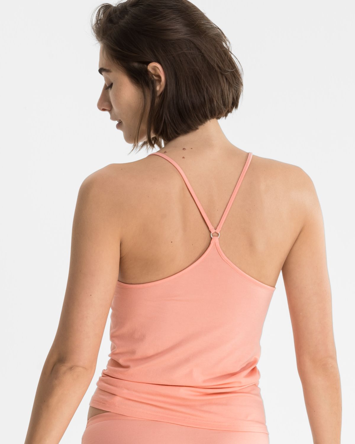 Model trägt Hemd in melone aus der Serie Ronja, Ansicht von hinten.