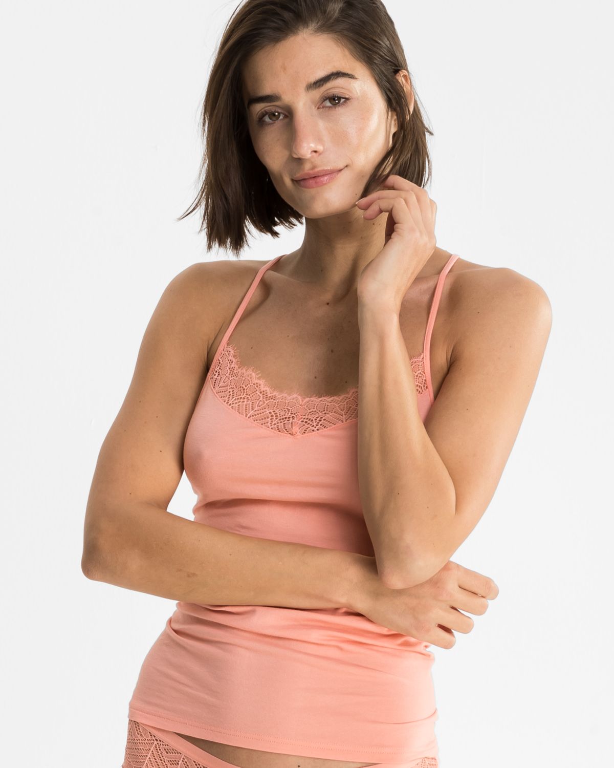 Model trägt Hemd in melone aus der Serie Ronja, Ansicht von vorne.