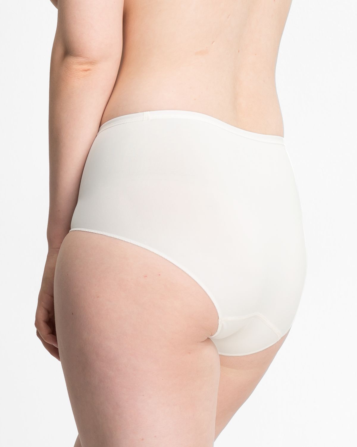 Model trägt Classic Slip in elfenbein aus der Serie Inshape, Ansicht von hinten.