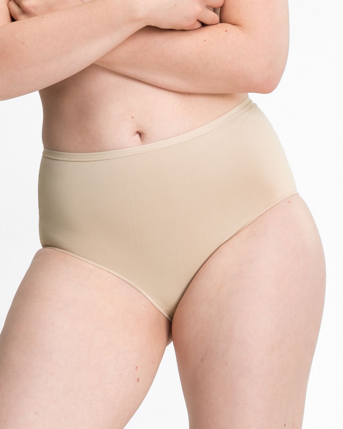 Model trägt Classic Slip in skin aus der Serie Inshape, Ansicht von vorne.