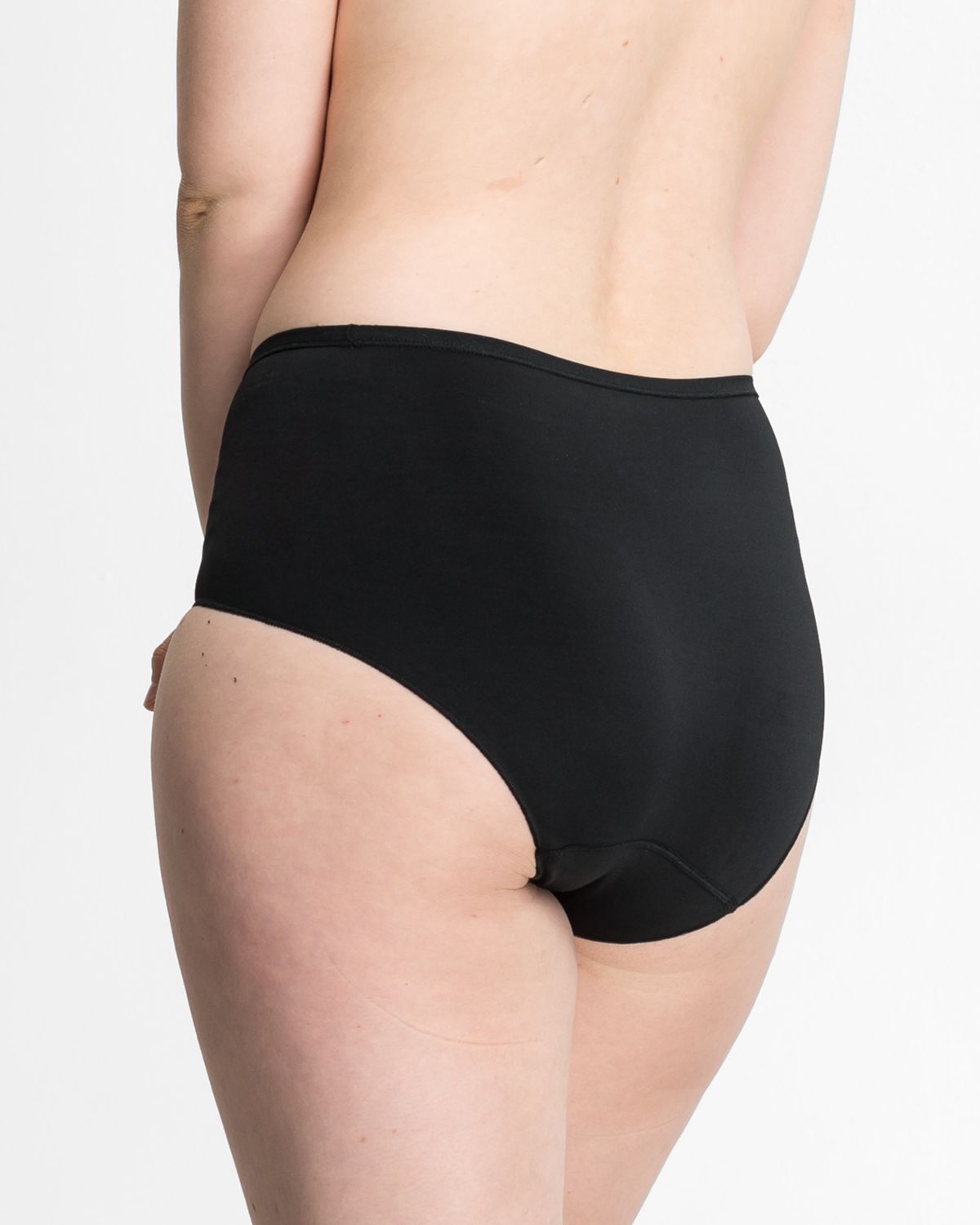Model trägt Classic Slip in schwarz aus der Serie Inshape, Ansicht von hinten.