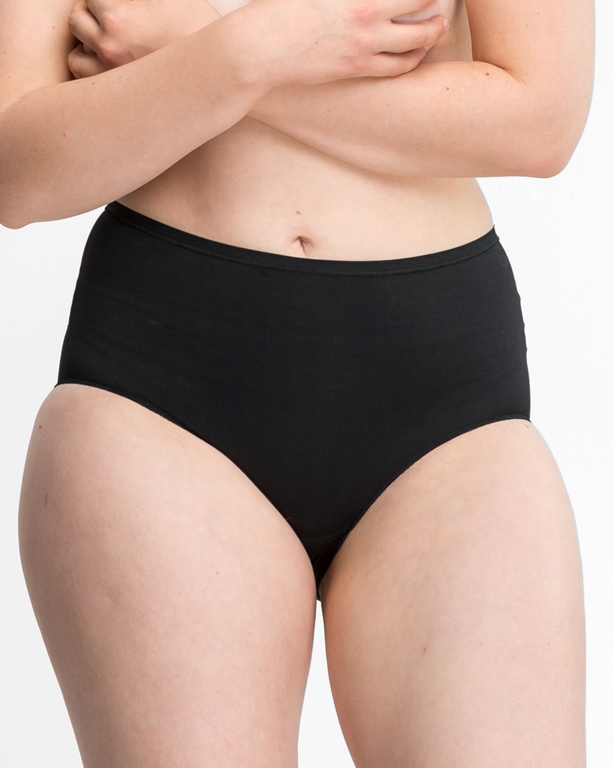 Model trägt Classic Slip in schwarz aus der Serie Inshape, Ansicht von vorne.