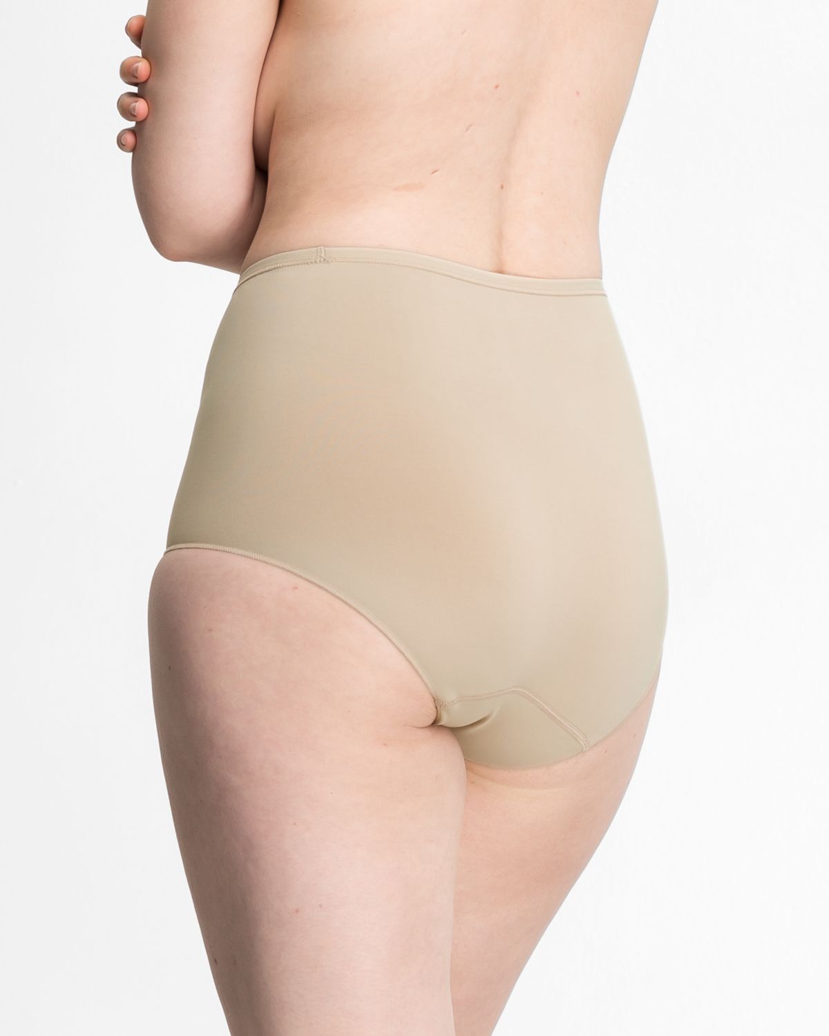 Model trägt High Waist Slip in skin aus der Serie Inshape, Ansicht von hinten.