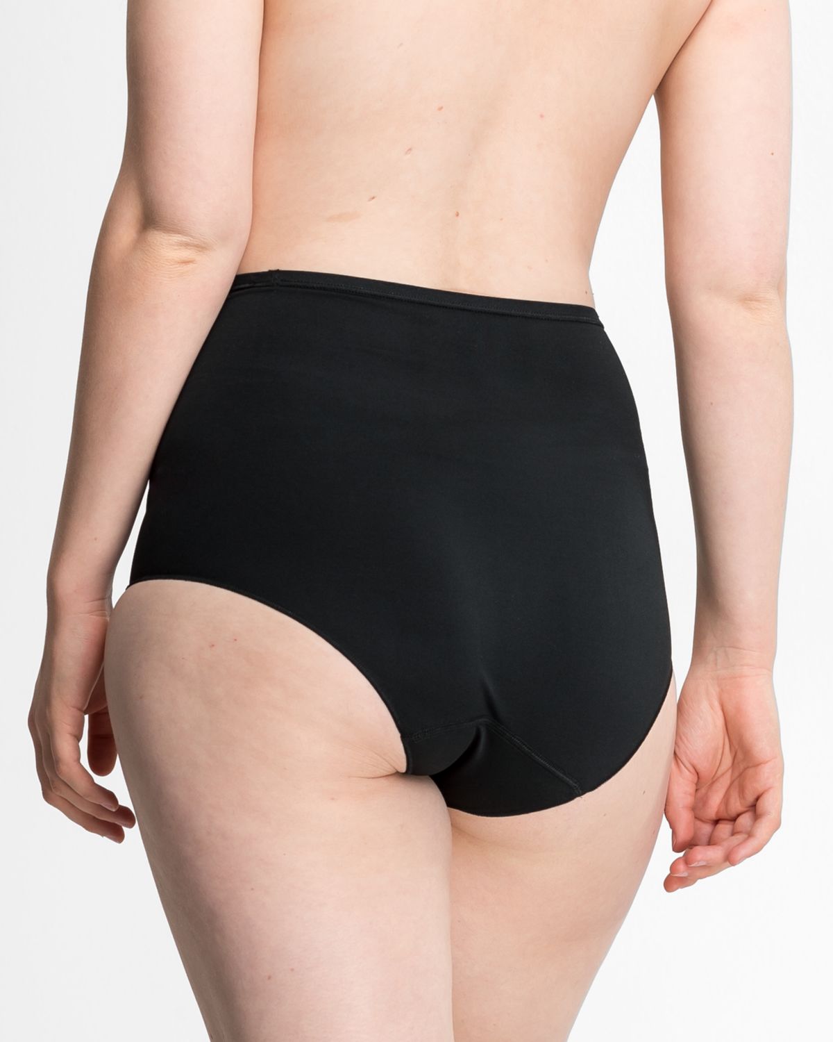 Model trägt High Waist Slip in schwarz aus der Serie Inshape, Ansicht von hinten.