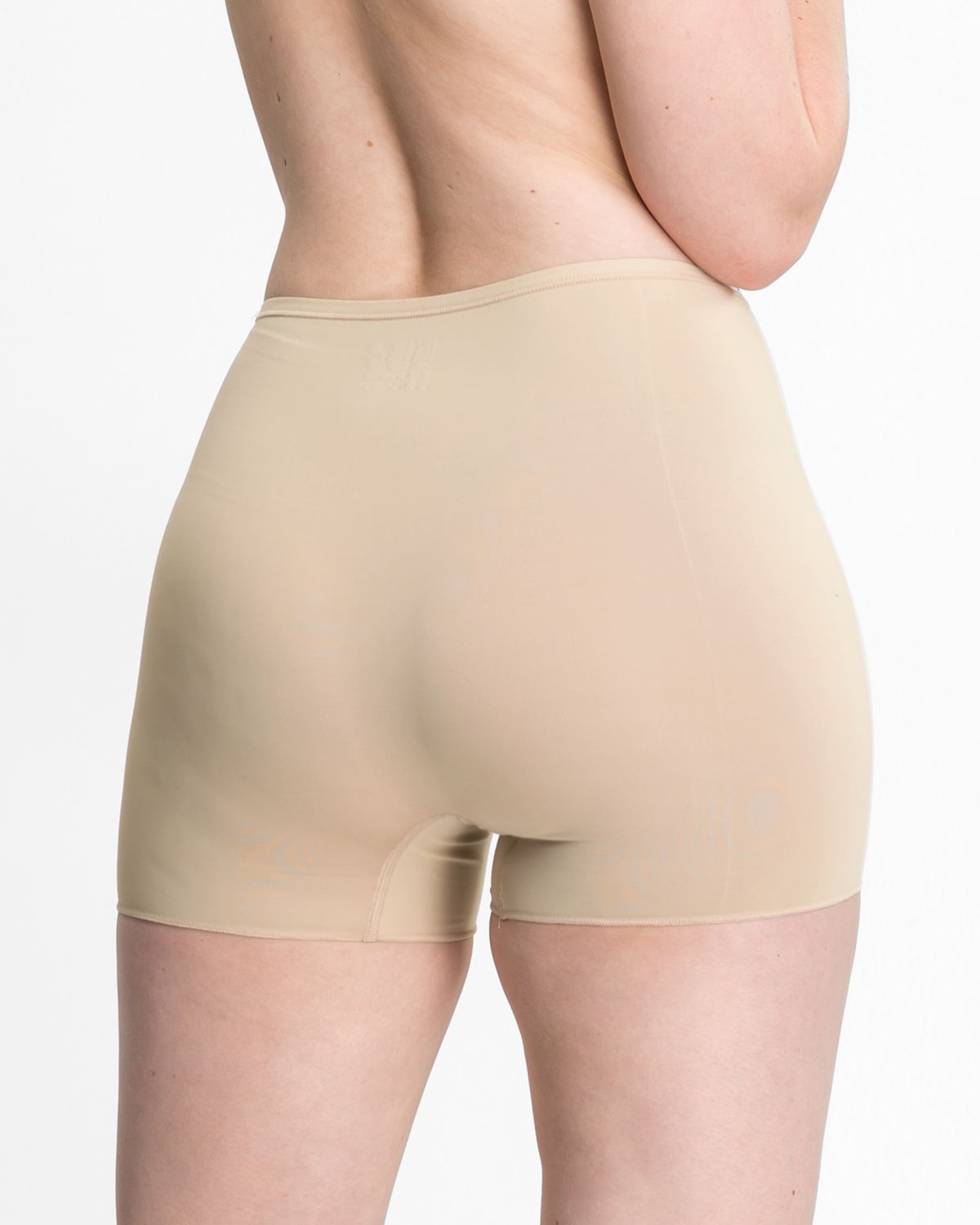 Model trägt Pant in skin aus der Serie Inshape, Ansicht von hinten.