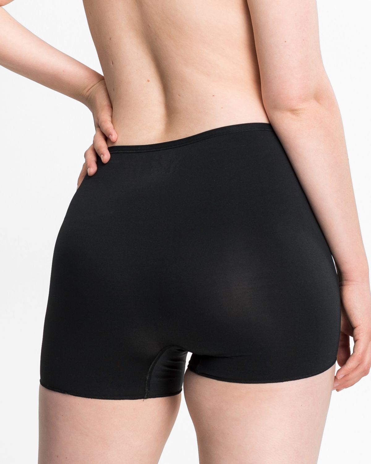 Model trägt Pant in schwarz aus der Serie Inshape, Ansicht von hinten.