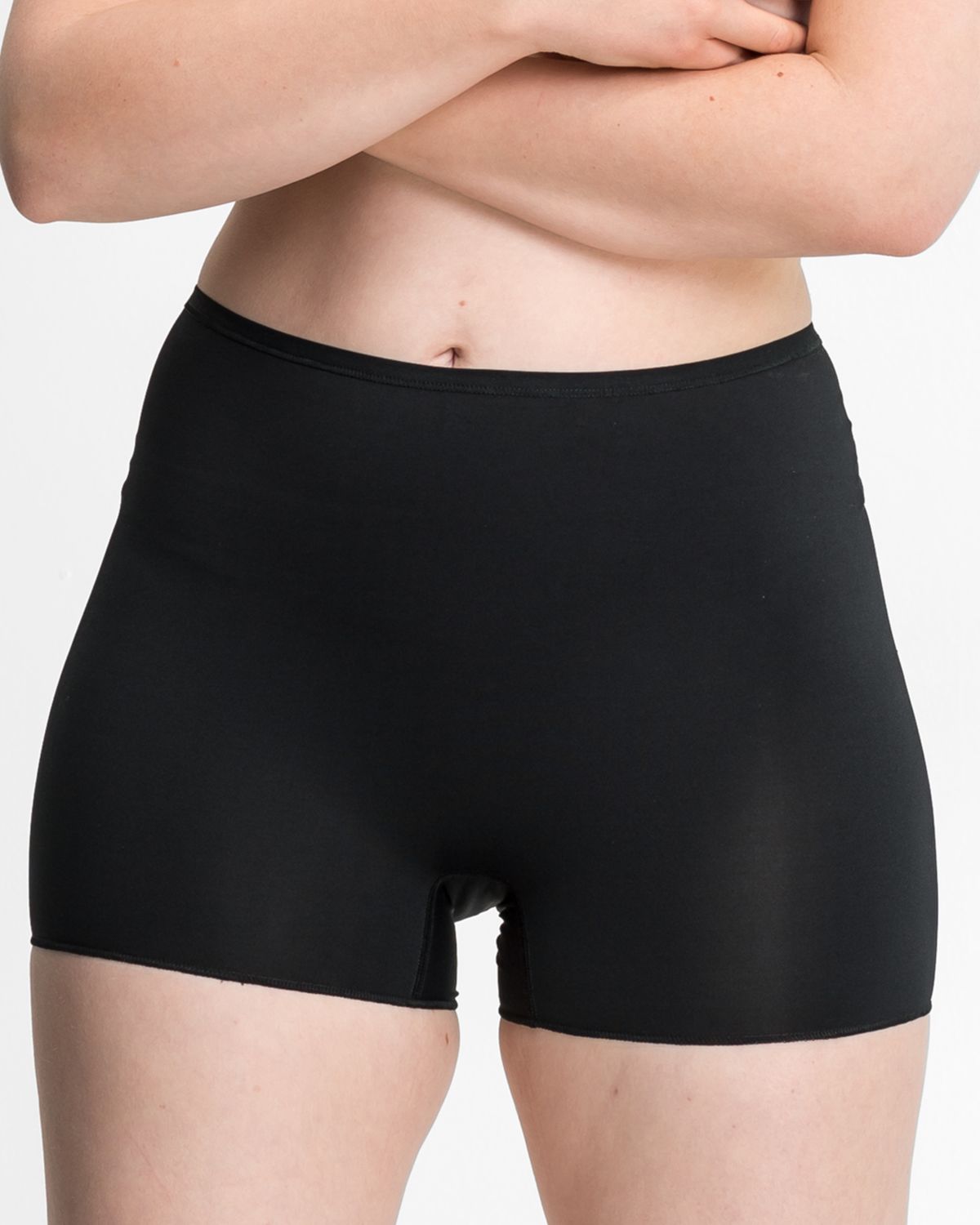 Model trägt Pant in schwarz aus der Serie Inshape, Ansicht von vorne.