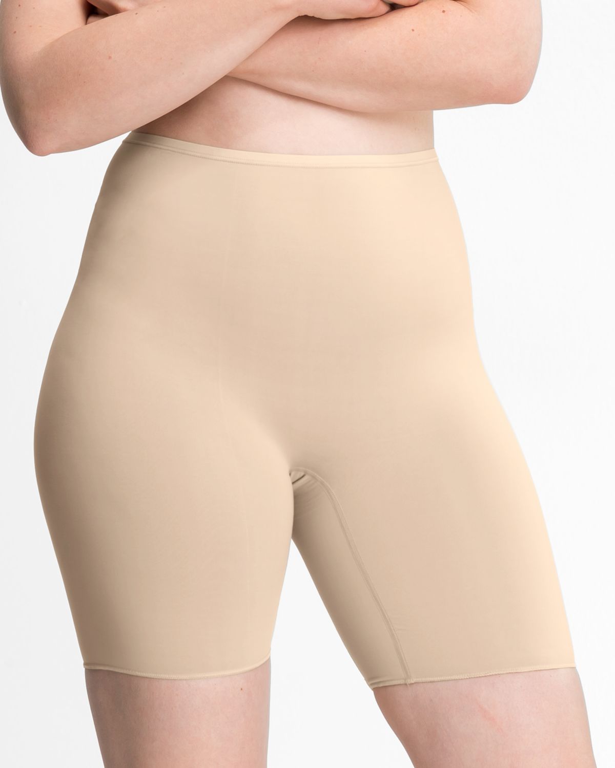 Model trägt Longpant in skin aus der Serie Inshape, Ansicht von vorne.