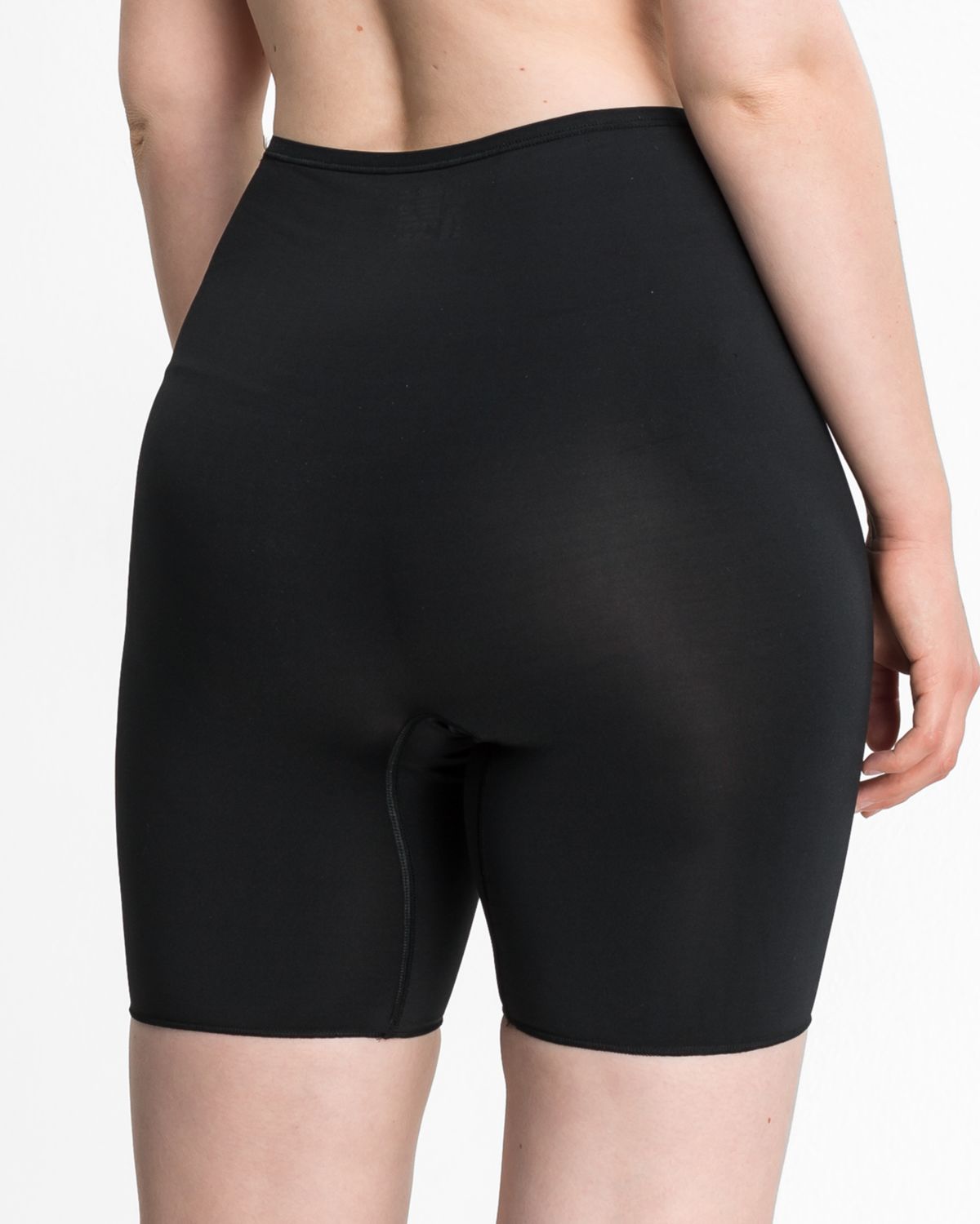 Model trägt Longpant in schwarz aus der Serie Inshape, Ansicht von hinten.