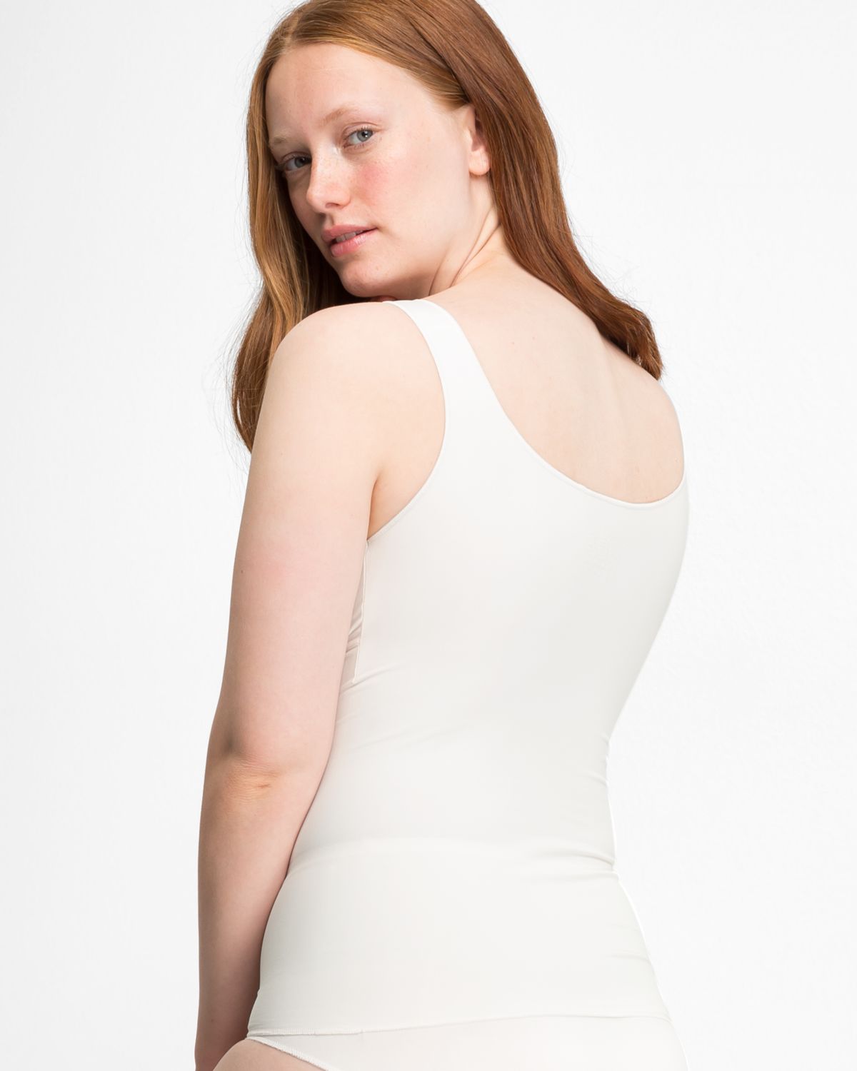 Model trägt BH Hemd gemoldet in elfenbein aus der Serie Inshape, Ansicht von hinten.