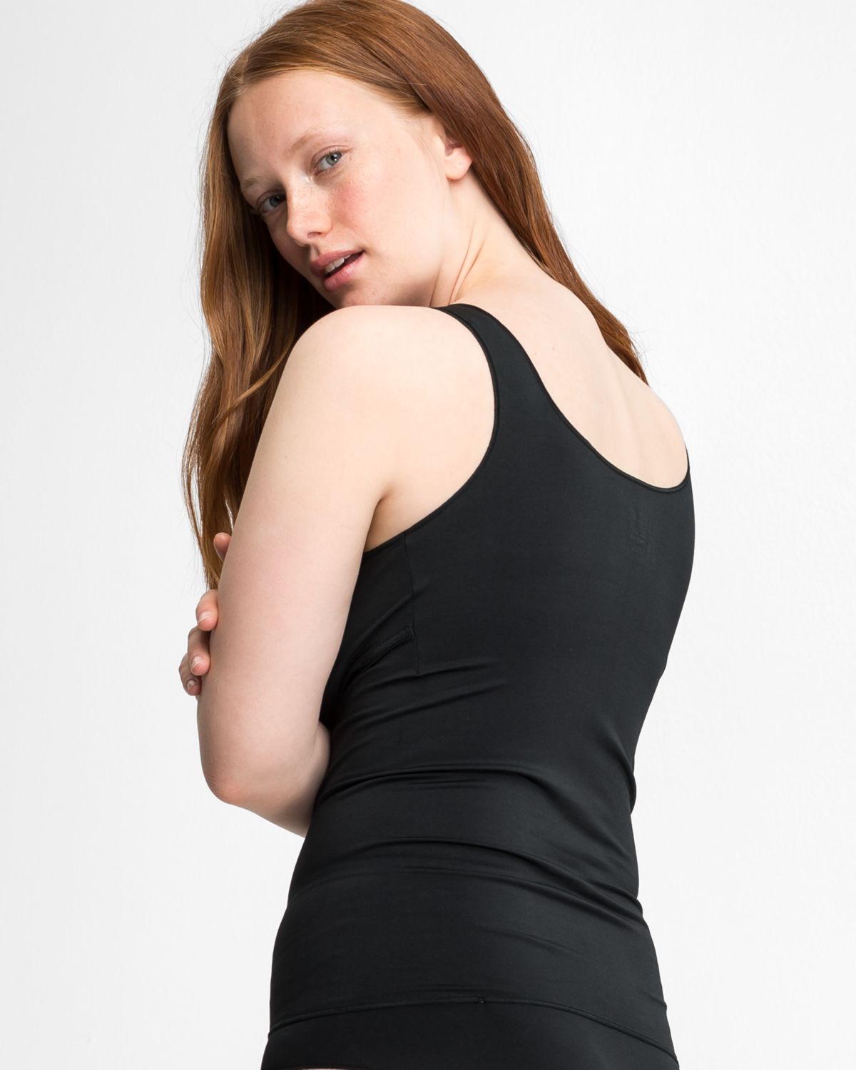 Model trägt BH Hemd gemoldet in schwarz aus der Serie Inshape, Ansicht von hinten.