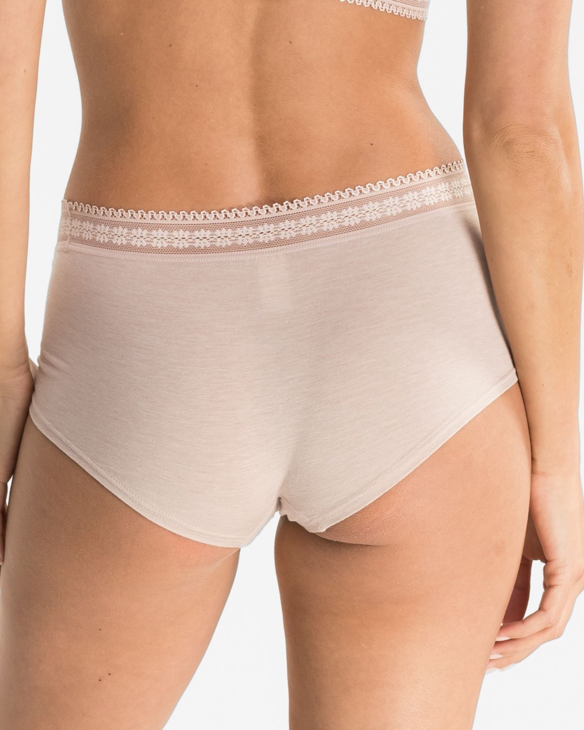 Model trägt Pant in cashew mélé aus der Serie Raphaela, Ansicht von hinten.