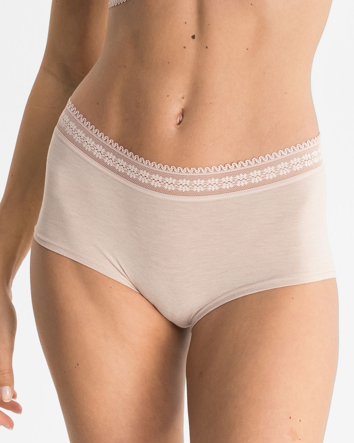 Model trägt Pant in cashew mélé aus der Serie Raphaela, Ansicht von vorne.