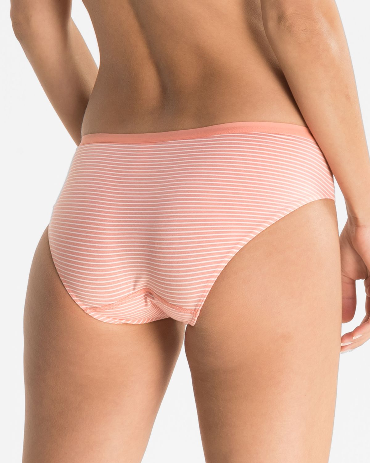 Model trägt Bikinislip in melone / off white aus der Serie Rebecca, Ansicht von hinten.