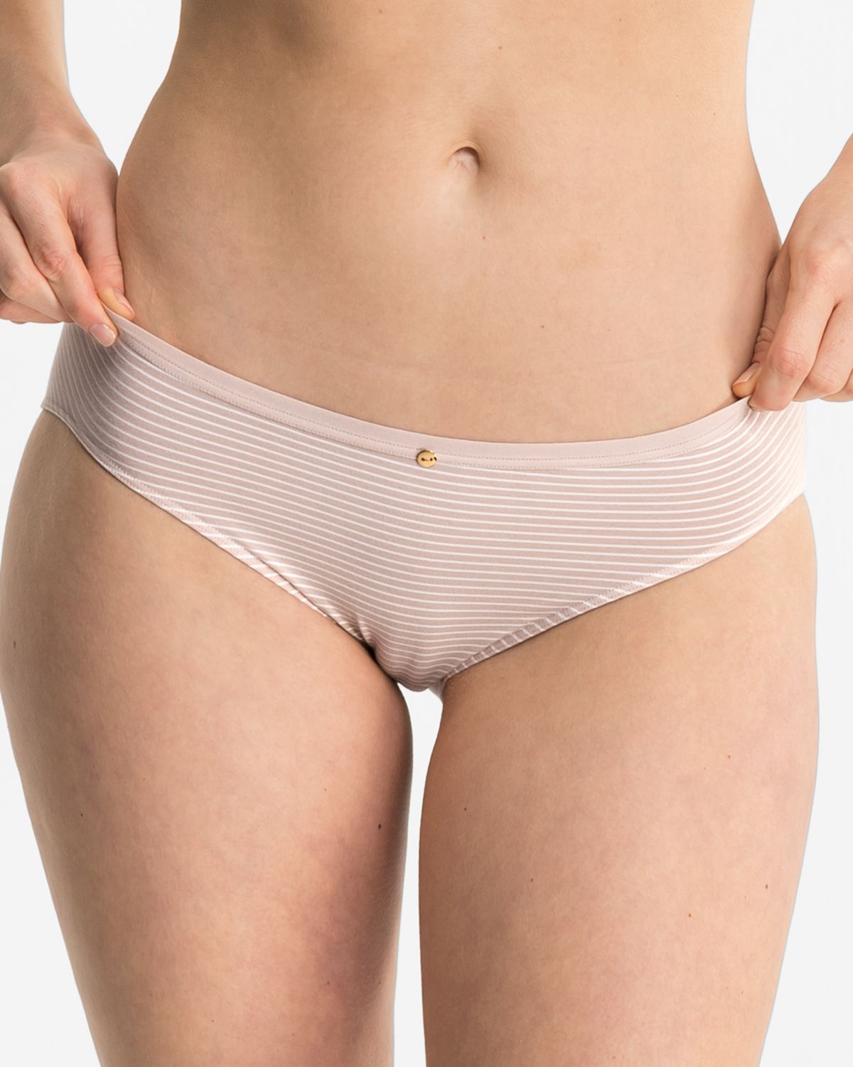 Model trägt Bikinislip in cashew / off white aus der Serie Rebecca, Ansicht von vorne.