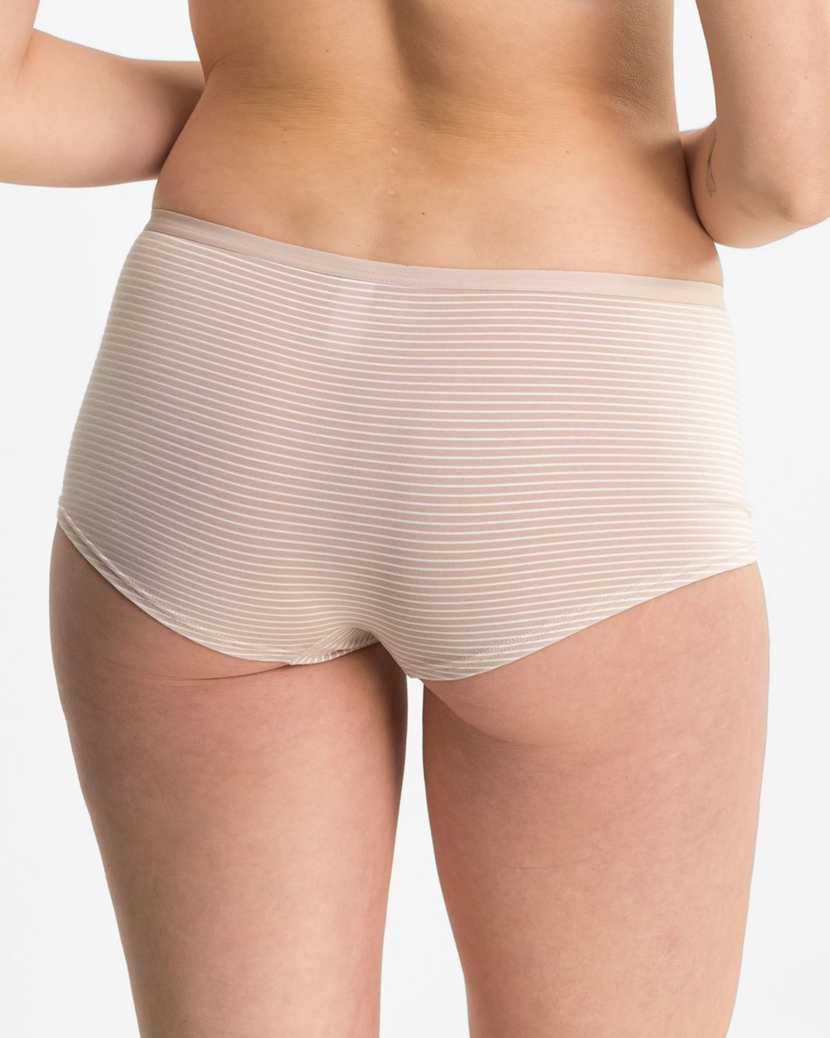 Model trägt Pant in cashew / off white aus der Serie Rebecca, Ansicht von hinten.