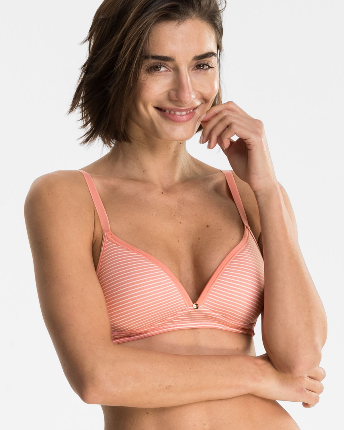 Model trägt Schalen BH Triangle in melone / off white aus der Serie Rebecca, Ansicht von vorne.