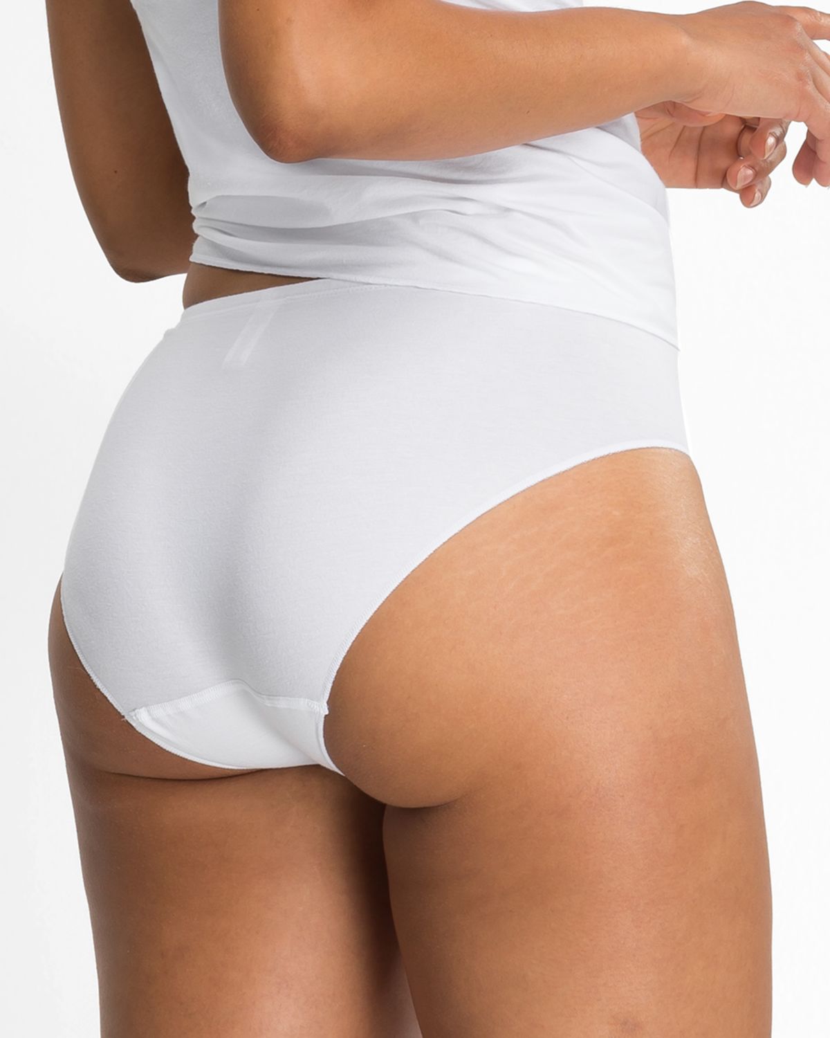 Model trägt Midislip in weiß aus der Serie Y-loft, Ansicht von hinten.