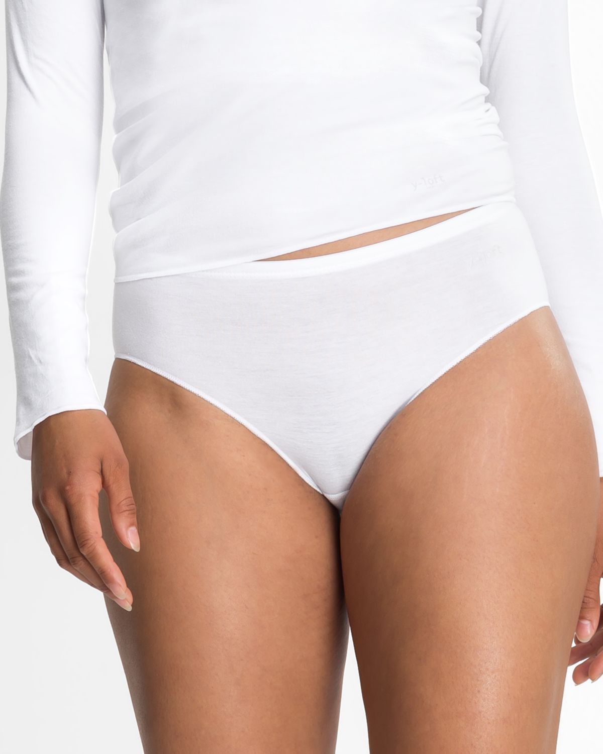 Model trägt Midislip in weiß aus der Serie Y-loft, Ansicht von vorne.