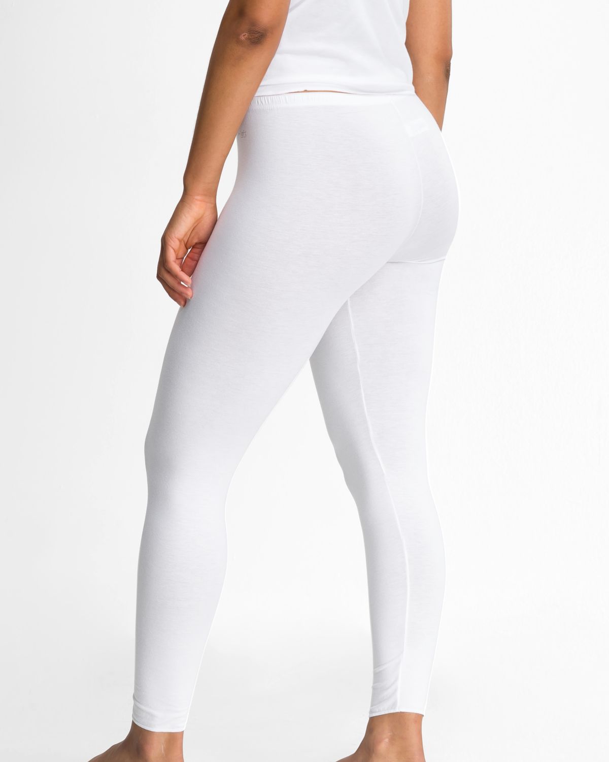 Model trägt Lange Hose in weiß aus der Serie Y-loft, Ansicht von hinten.