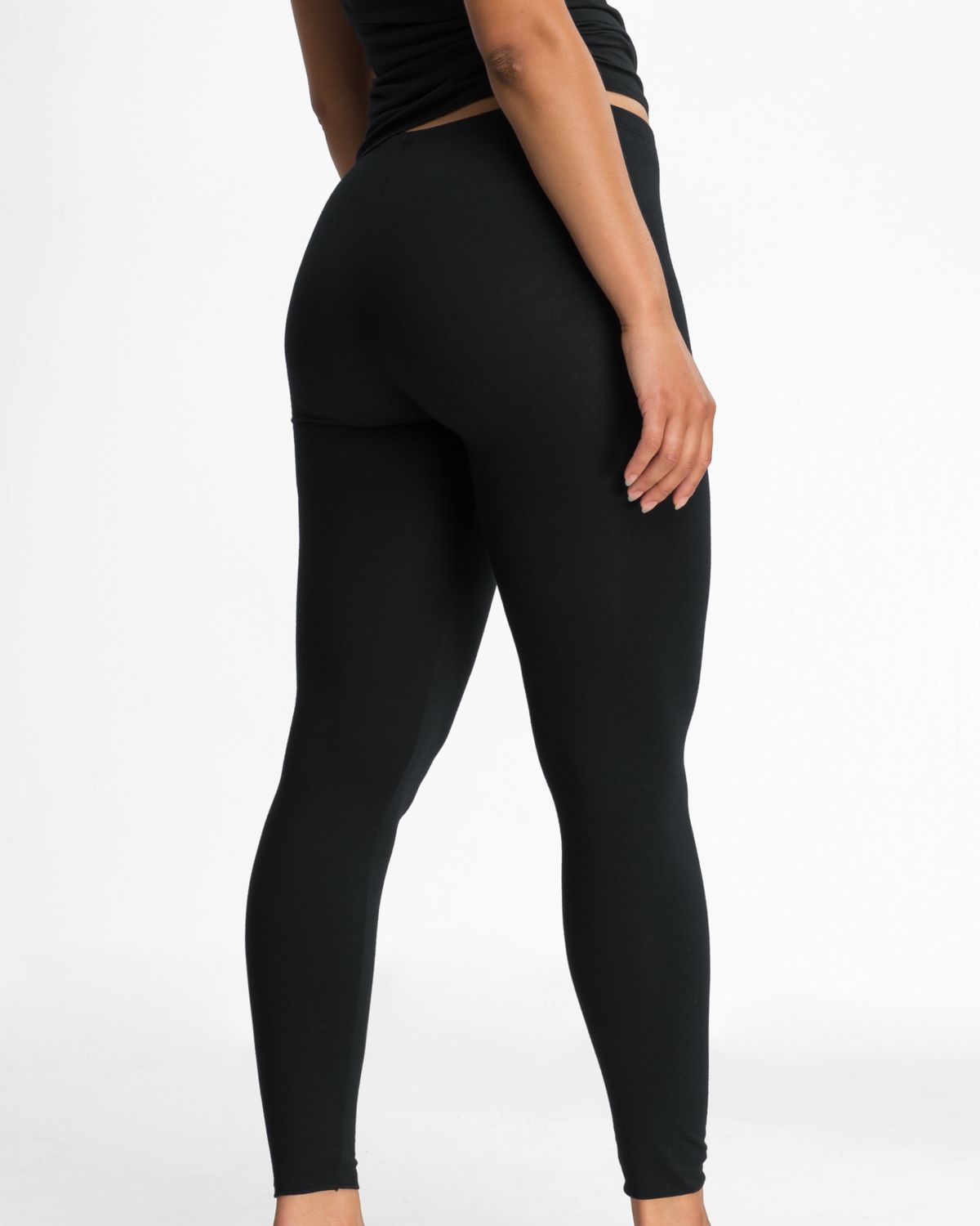 Model trägt Lange Hose in schwarz aus der Serie Y-loft, Ansicht von hinten.