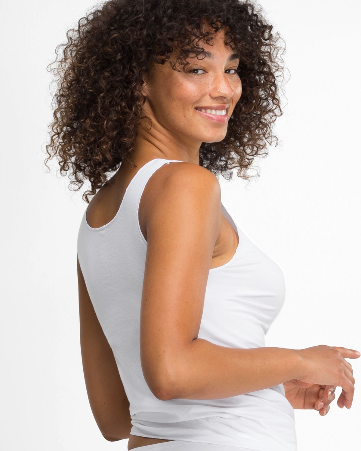 Model trägt Achselhemd in weiß aus der Serie Y-loft, Ansicht von hinten.